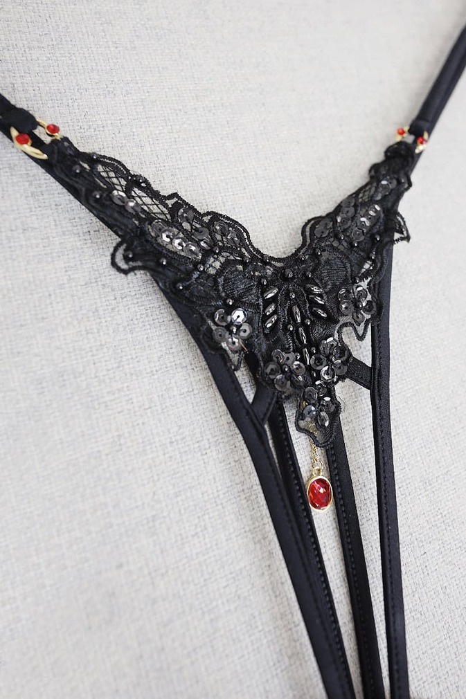 Čierne crotchless tangá s príveskom Carla