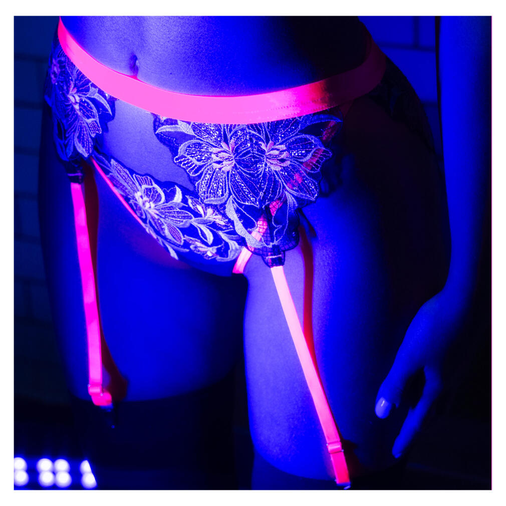 Ukážka UV glowu pod fialovým svetlom.