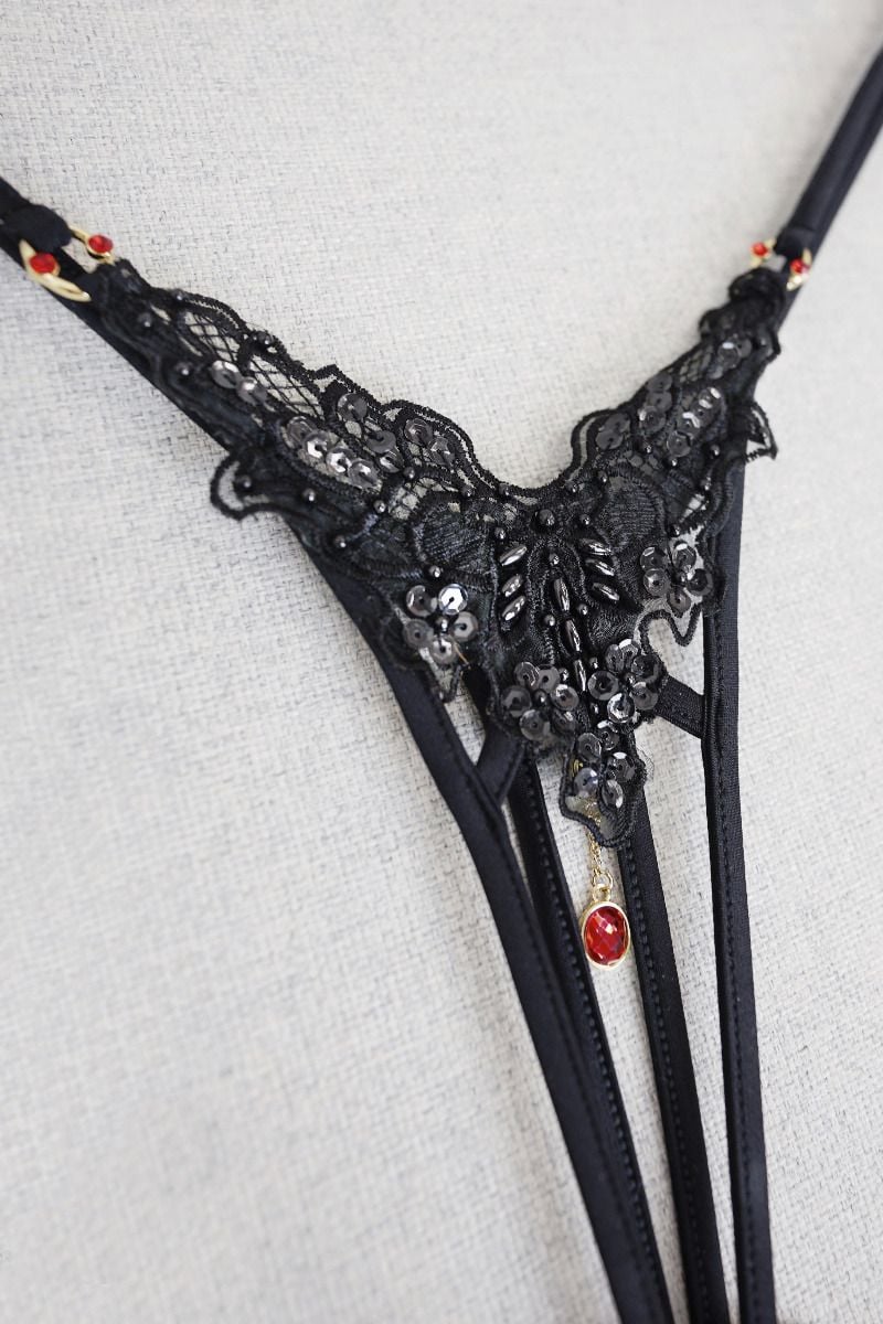 Čierne crotchless tangá s príveskom Carla