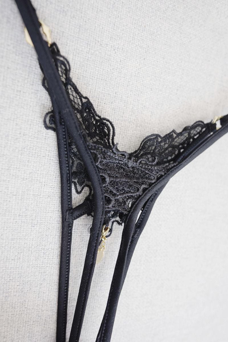 Čierne crotchless tangá s príveskom Carla