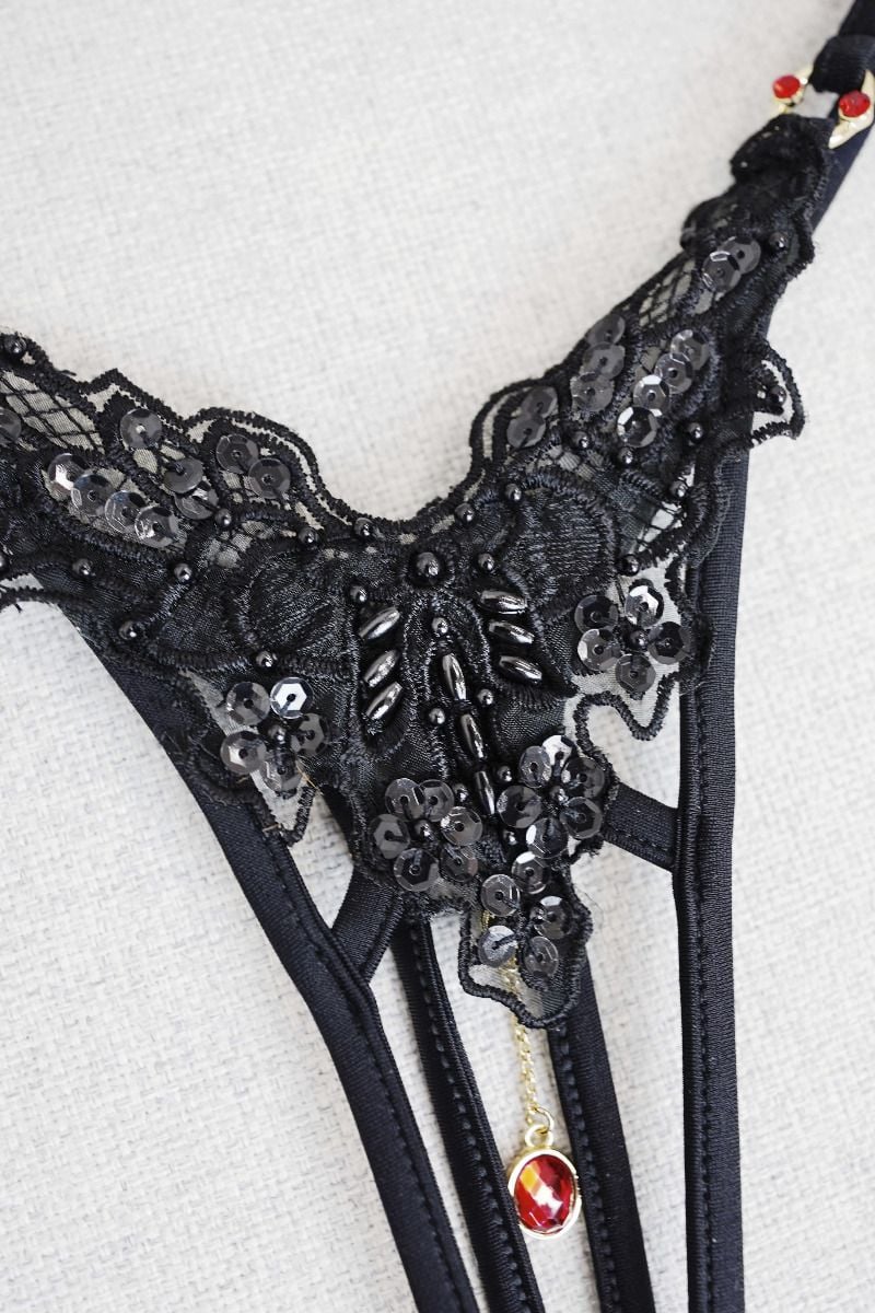 Čierne crotchless tangá s príveskom Carla