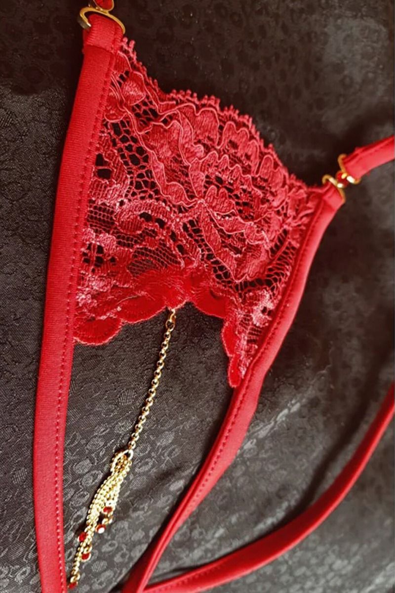 Červené crotchless tangá s príveskom Carmen