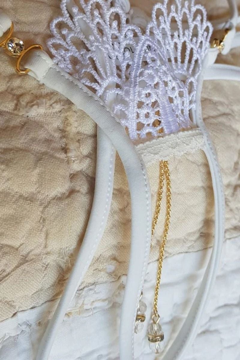 Biele crotchless tangá s príveskom Docia