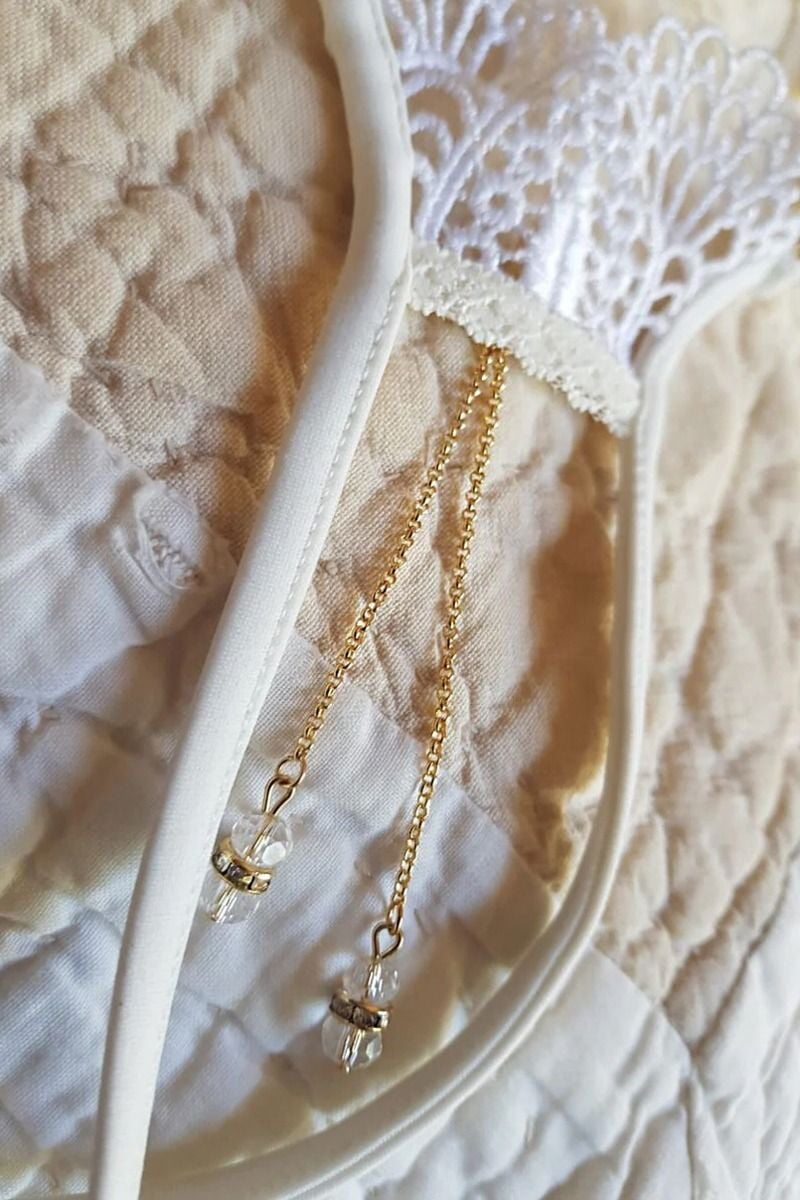 Biele crotchless tangá s príveskom Docia